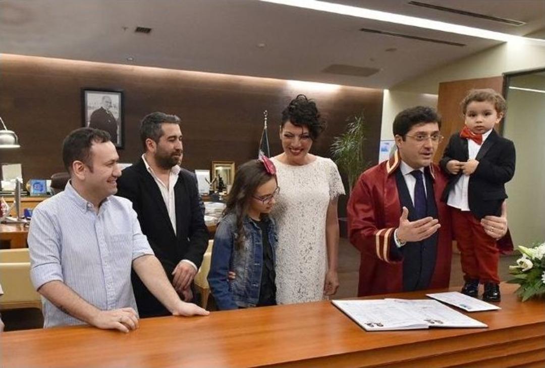 Sibel T&uuml;z&uuml;n D&uuml;nya Evine Girdi