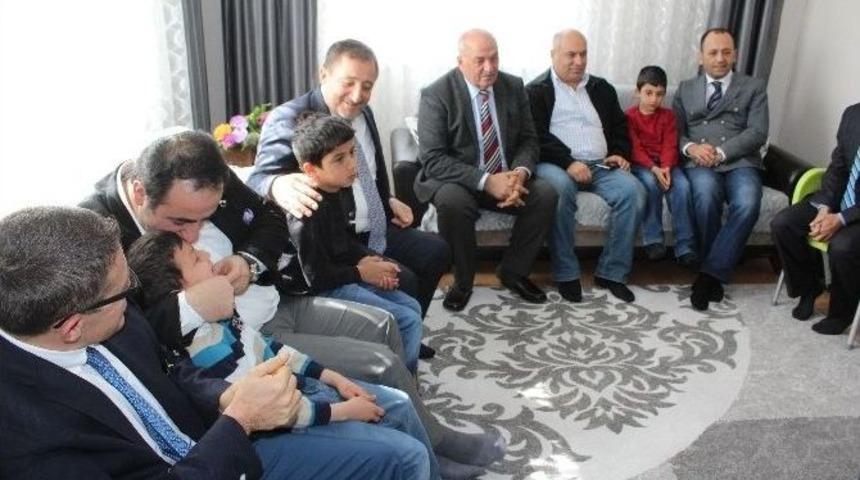 Sevgi Evlerinde Kalan &Ccedil;ocuklara Giysi Yardımı