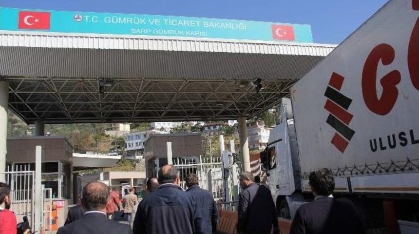 T&uuml;rk Nakliyeciler Sarp Sınır Kapısı&rsquo;nı Ara&ccedil; Ulaşımına Kapattı