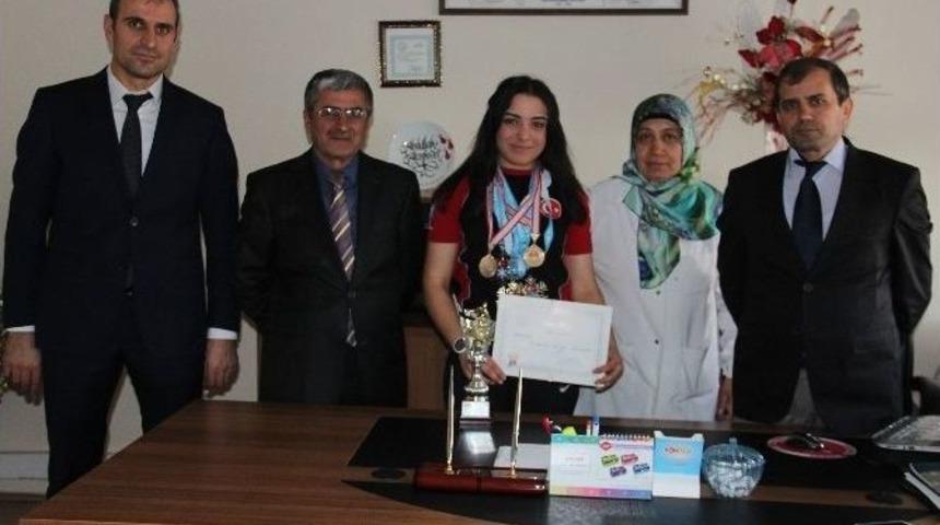 Paland&ouml;ken Kız Anadolu İmam Hatip Lisesi &Ouml;ğrencisinin Kayaktaki B&uuml;y&uuml;k Başarısı