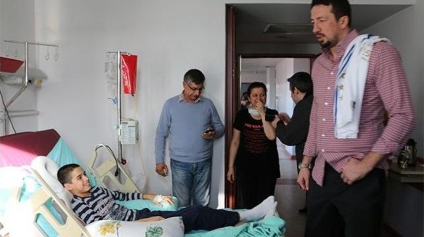 Hidayet T&uuml;rkoğlu, 14 Yaşındaki Erol&rsquo;un Hayallerini Ger&ccedil;ekleştirdi