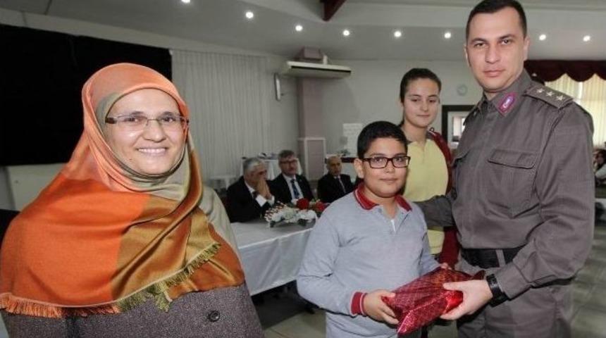 Saruhanlı&rsquo;da En &Ccedil;ok Kitap Okuyan &Ouml;ğrenci Ve Veliler &Ouml;d&uuml;llendirildi