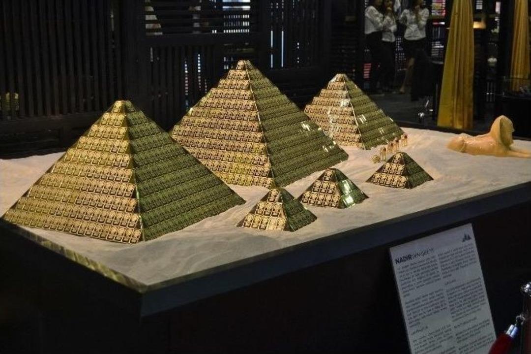 157 Kilo Saf Altından Yapılan Mısır Piramitlerine Yoğun İlgi