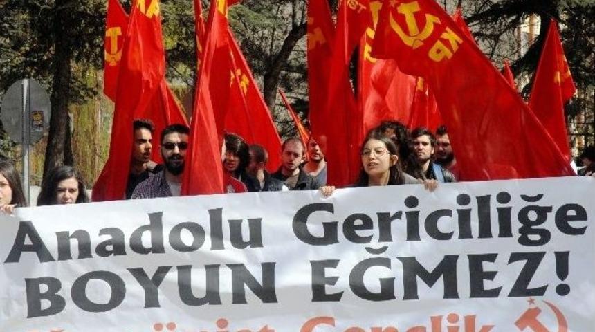 Kom&uuml;nist Gen&ccedil;lik &Uuml;yeleri, Polisin M&uuml;dahalesini Protesto Etti