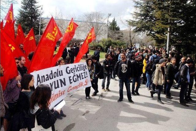 Komünist Gençlik Üyeleri, Polisin Müdahalesini Protesto Etti