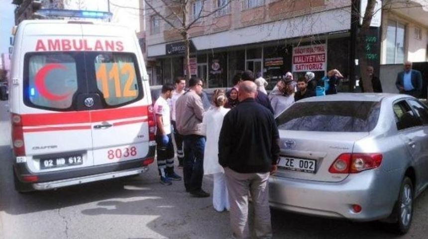 Otomobil Ref&uuml;j&uuml; Aşıp Yan Yola Ge&ccedil;ti