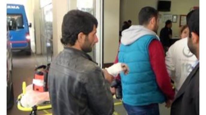 Elektrik Direğine Kablo Bağlamaya &Ccedil;alışan İş&ccedil;iler Akıma Kapıldı