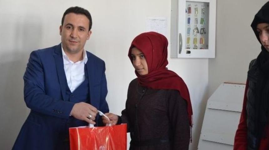 Akyad, İmam Hatipli Yetim &Ouml;ğrencilere Yardım Eli Uzattı