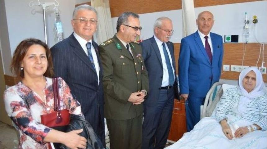 Hastanede Yatarak Tedavi G&ouml;ren Şehit Annesine Anlamlı Ziyaret