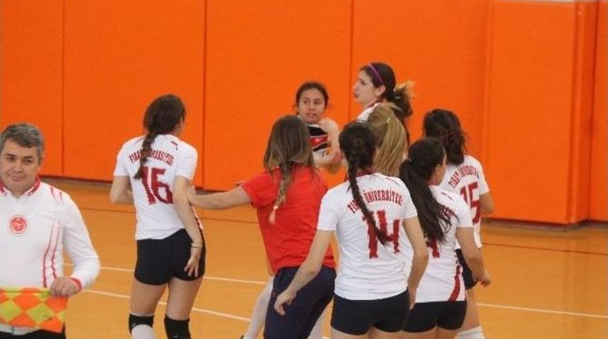 Bayan Voleybolcular Tekme Tokat Kavga Etti