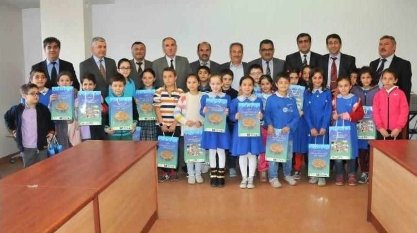 Başkan Akkaya &Ouml;ğrencilerini &Ouml;d&uuml;llendirdi