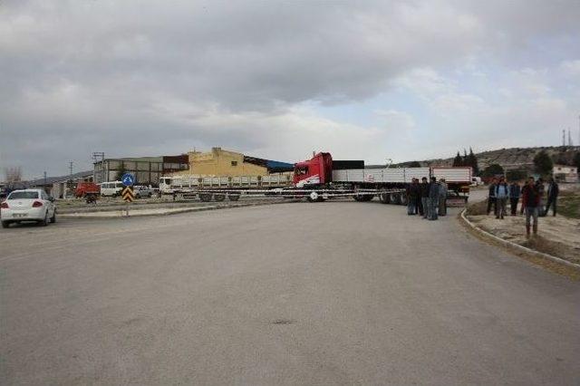 Sahipleri, İçinden Yol Geçen Özel Mülklerini Tır Ve Kamyonla Trafiğe Kapattı