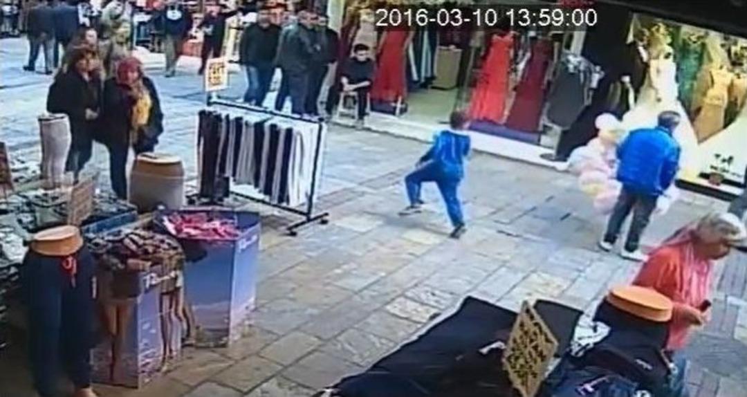 Seyyar Satıcı Suriyeli &Ccedil;ocuğu Acımasızca Yere Vurdu