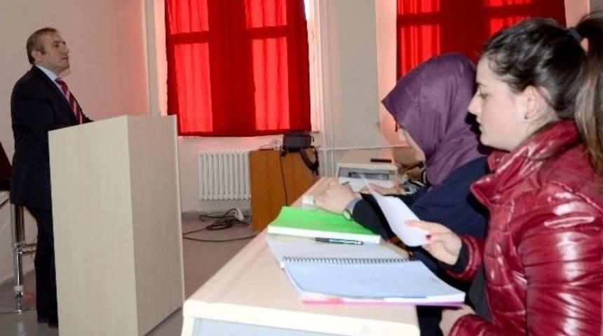 Sarıkamış Kaymakamı Karaman Y&uuml;ksek Okulda &Ouml;ğrencilere Ders Veriyor