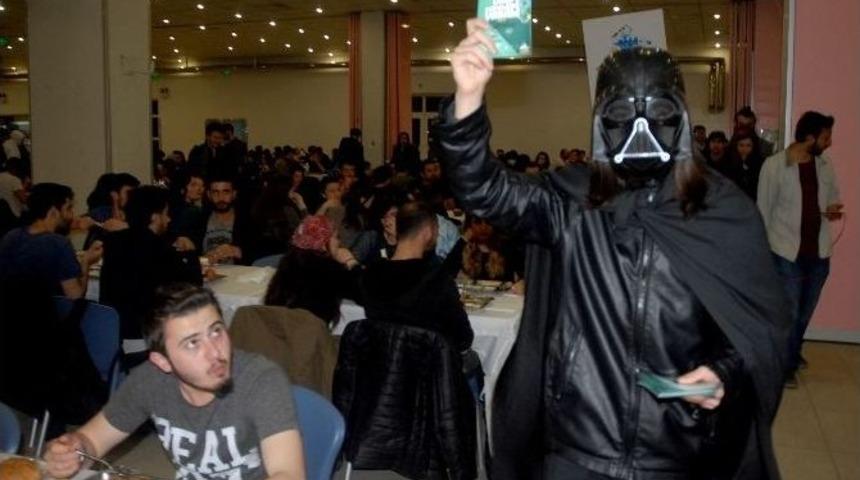 &Uuml;niversite &Ouml;ğrencilerinden &lsquo;darth Vader&rsquo; Temalı Festival Duyurusu