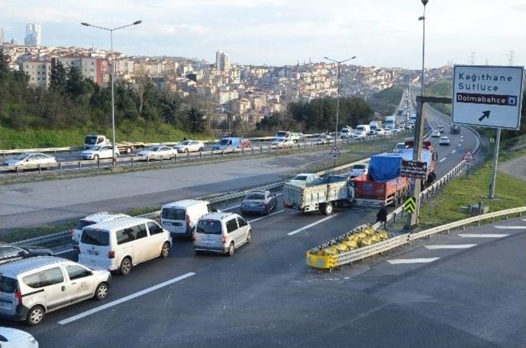 (&ouml;zel Haber) Tır&rsquo;a Arkadan &Ccedil;arpan Kamyonet İstanbul Trafiğini Fel&ccedil; Etti