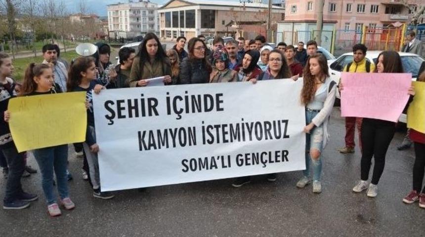 Somalı Gen&ccedil;ler, Liseli Mizgin&rsquo;i Hayallerinden Eden Kaza Yerinde Eylem Yaptı