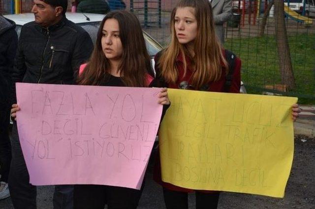 Somalı Gençler, Liseli Mizgin’i Hayallerinden Eden Kaza Yerinde Eylem Yaptı 1