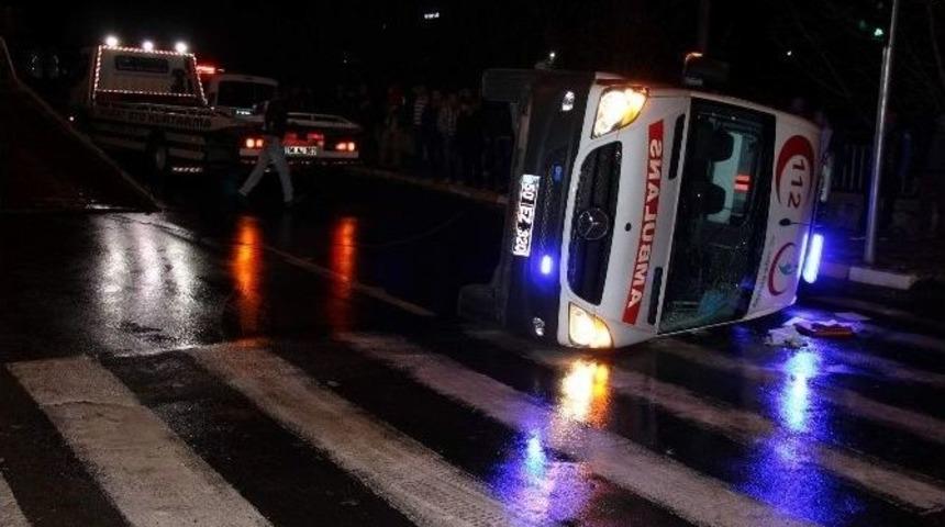 Nevşehir&rsquo;de Ambulans Kaza Yaptı: 3 Yaralı