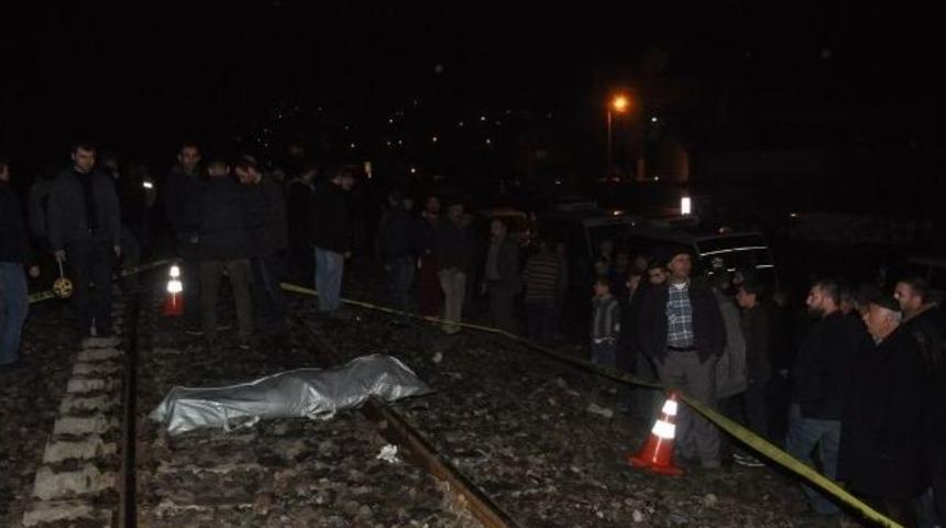 Tatvan&rsquo;da Tren Yolcu Minib&uuml;s&uuml;ne &Ccedil;arptı: 1 &Ouml;l&uuml;, 3 Yaralı