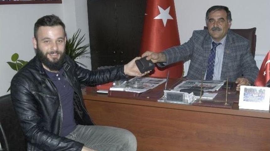 Bulduğu Para Dolu C&uuml;zdanı Sahibine Teslim Etti