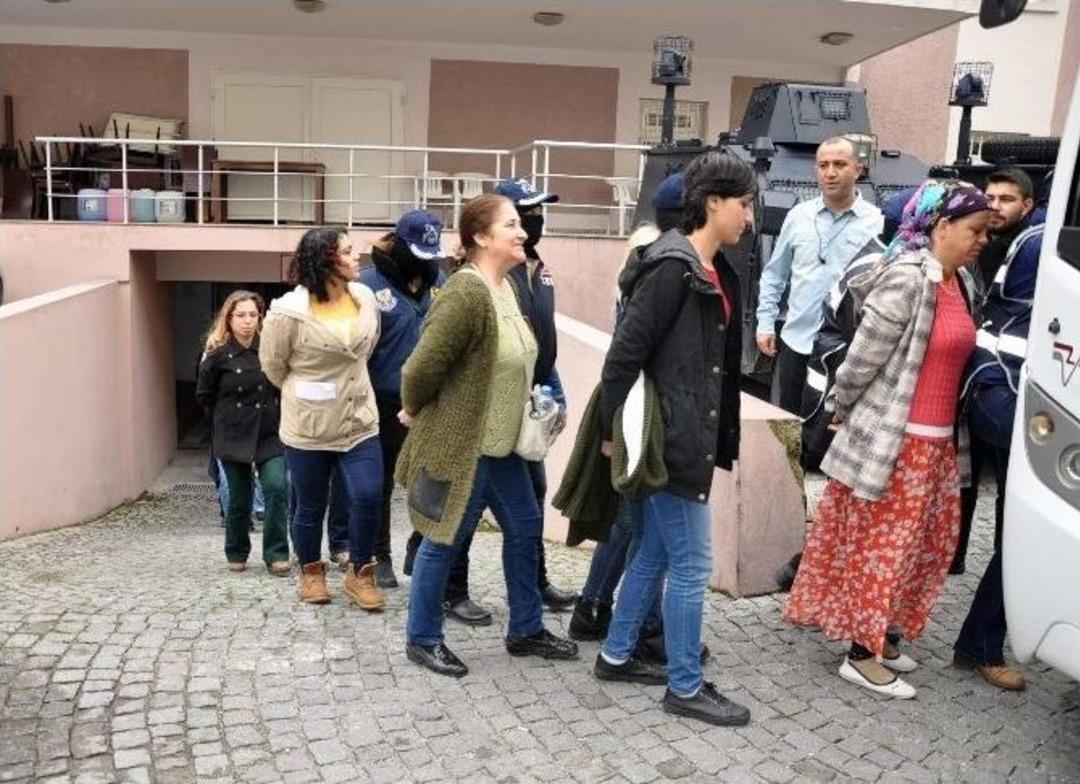 G&ouml;zaltına Alınan Hdp&rsquo;li Başkan Ve Y&ouml;neticiler Adliyeye Sevk Edildi