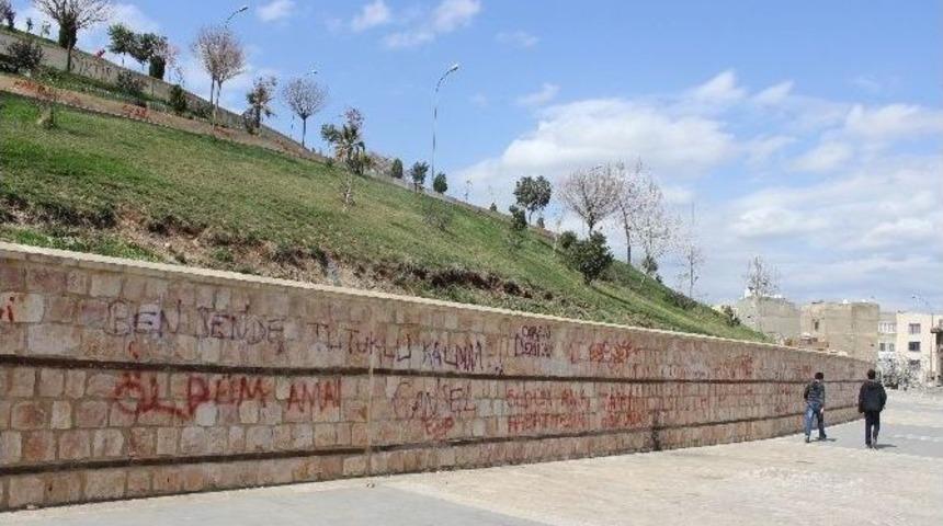 Kale Duvarındaki Yazılar G&ouml;r&uuml;nt&uuml; Kirliliğine Neden Oluyor