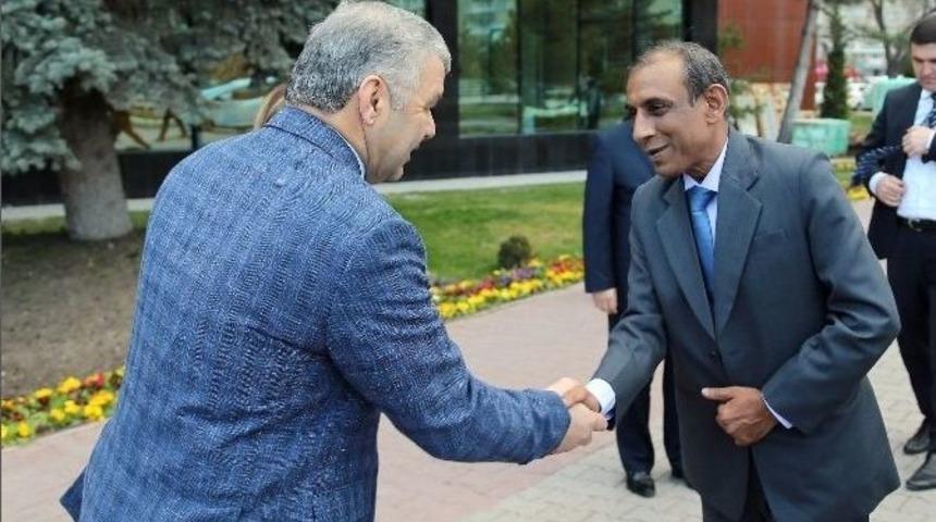 Hindistan B&uuml;y&uuml;kel&ccedil;isi Kulshreshth, Başkan &Ccedil;elik&rsquo;i Ziyaret Etti
