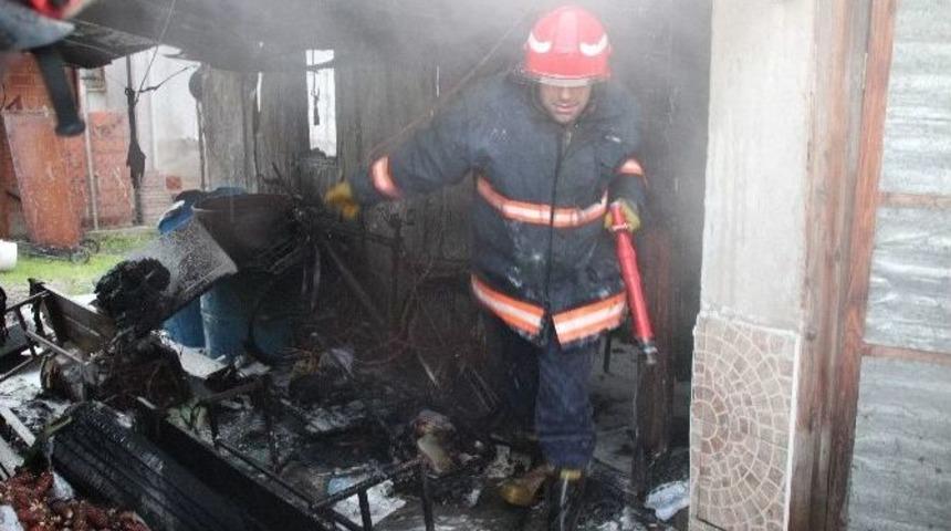 Akyazı&rsquo;da Bir Evin Bah&ccedil;esine Yıldırım D&uuml;şt&uuml;