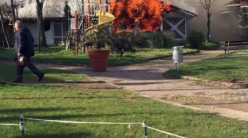 Elektrik Kontağından &Ccedil;ıkan Yangın İki Restoranı K&uuml;l Etti
