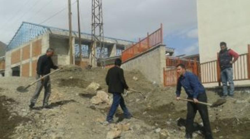 Okul Yolları Onarılmayı Bekliyor