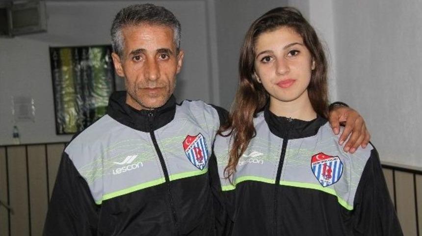 Babasının İzinden Gidiyor