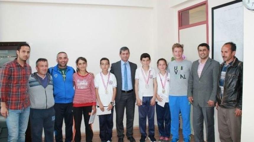 Milli Eğitim M&uuml;d&uuml;r&uuml; Sarıdemir Şampiyon Atletleri &Ouml;d&uuml;llendirdi