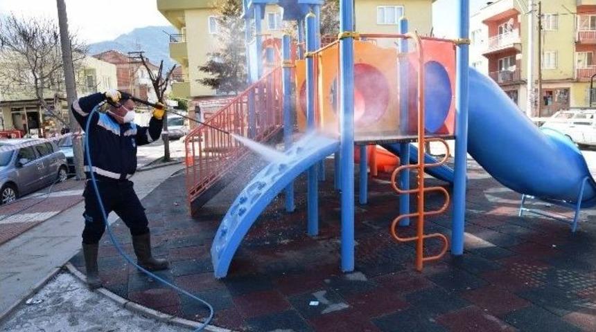 Yunusemre&rsquo;nin Parkları Temizleniyor