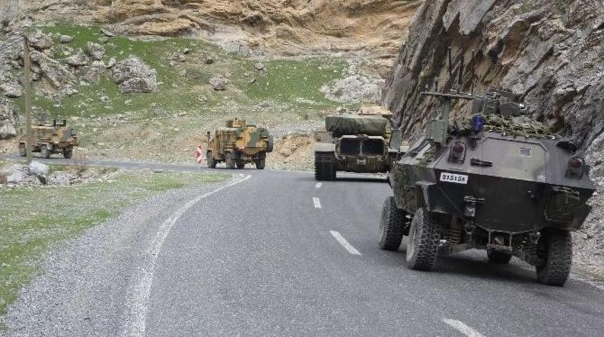 Y&uuml;ksekova&rsquo;ya Askeri Sevkiyat Devam Ediyor