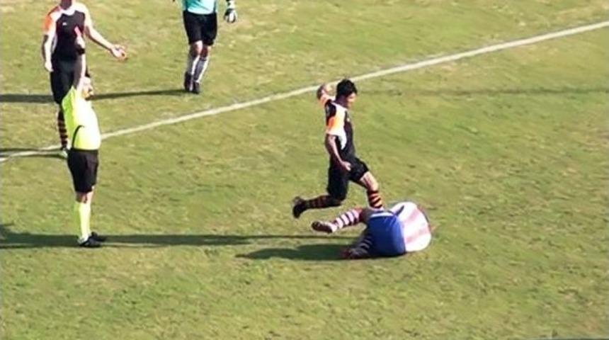 Rakip Takımın Oyuncusunun Suratına Tekme Atan Futbolcu Hakim Karşısına &Ccedil;ıkıyor