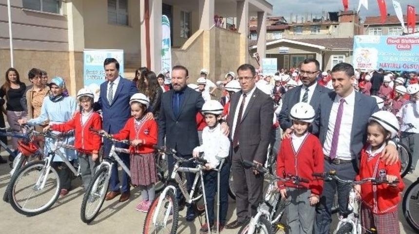 İzmit&rsquo;te &Ouml;ğrenci Ve &Ouml;ğretmenlere 10 Bin Bisiklet Dağıtıldı