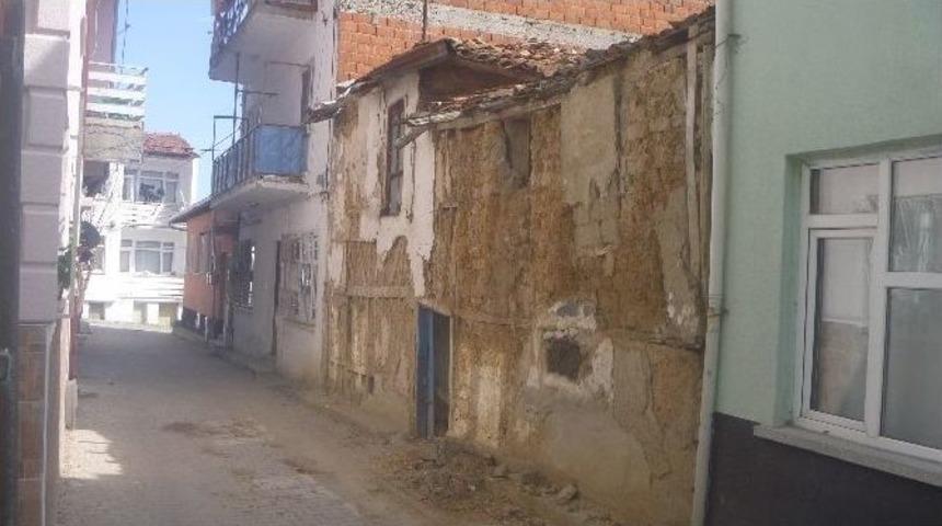 Bilecik&rsquo;teki Virane Metruk Ev Tehlike Sa&ccedil;ıyor
