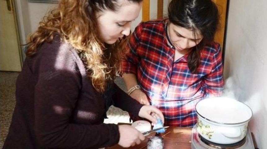Zihinsel Engelli Tuba&rsquo;nın &Ccedil;alışma Azmi
