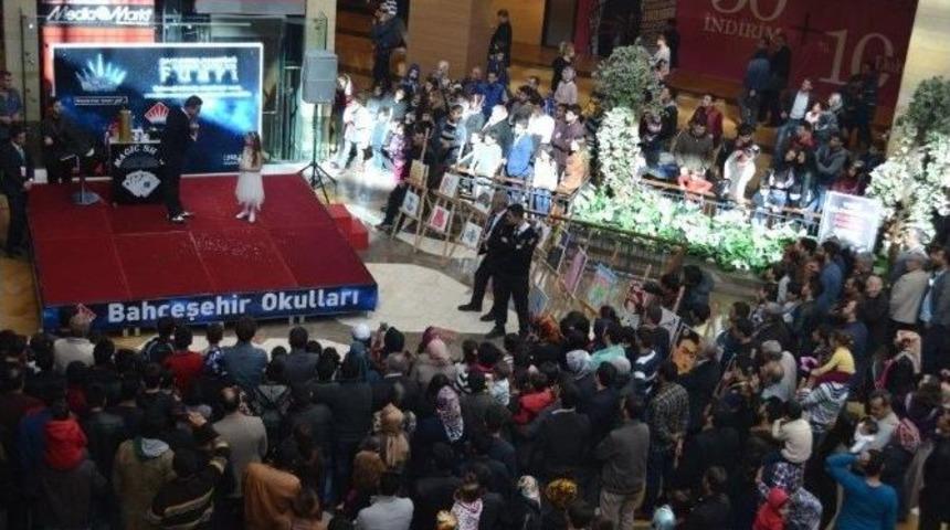 Şanlıurfa Piazza&rsquo;da İll&uuml;zyon Şov