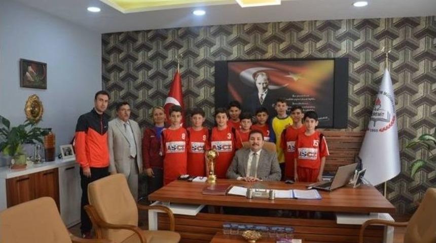 Şampiyonlar Ziyaret Etti