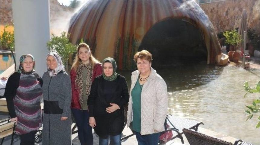 Merkezefendili Kadınlar Sıcak Suyla Buluşmaya Devam Ediyor