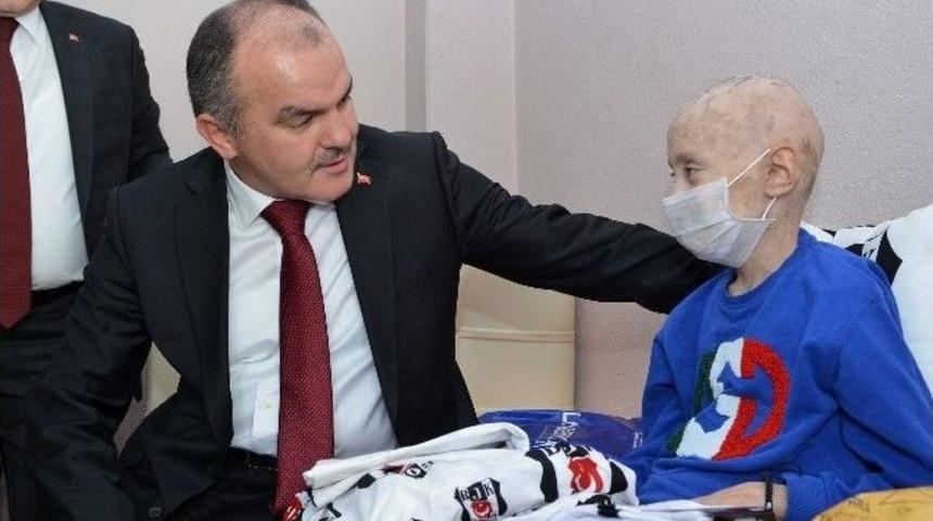Beyin T&uuml;m&ouml;r&uuml; Hastası Furkan&rsquo;a Başkan G&uuml;rlesin&rsquo;den Moral Ziyareti