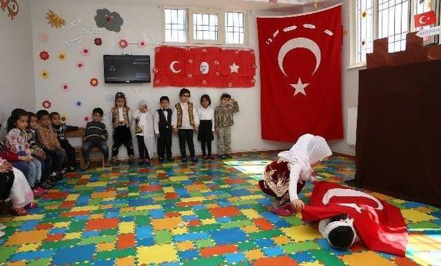 Şehitkamilli Minikler İstiklal Marşı’nın Kabulünü Kutladı