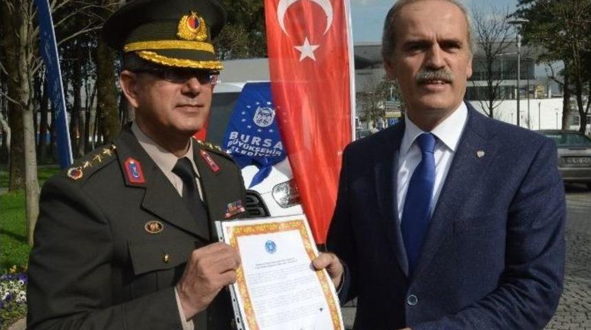 Bursa&rsquo;dan Ter&ouml;rle M&uuml;cadele Eden Askerlere Kestane Şekeri