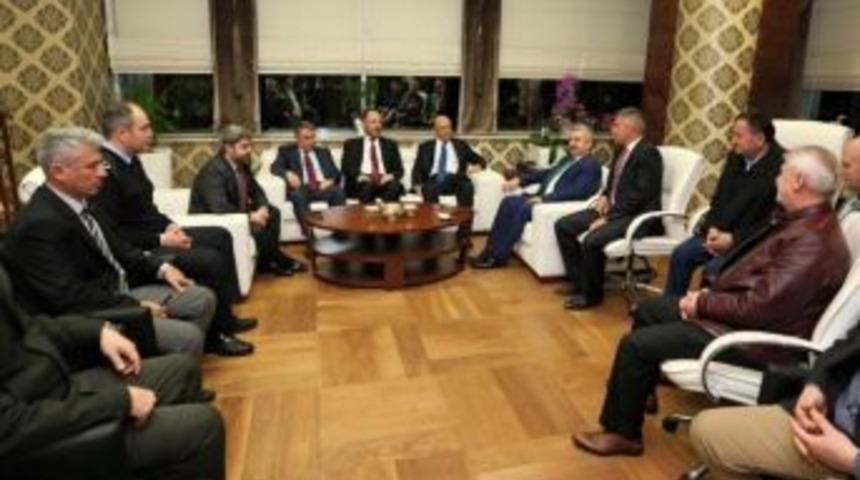 Bakan Işık, K&ouml;rfez Belediyesini Ziyaret Etti