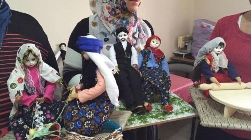 Kadınlar, Bez Bebek Yapıyor