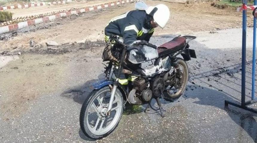 Seyir Halindeki Motosiklet Alev Aldı