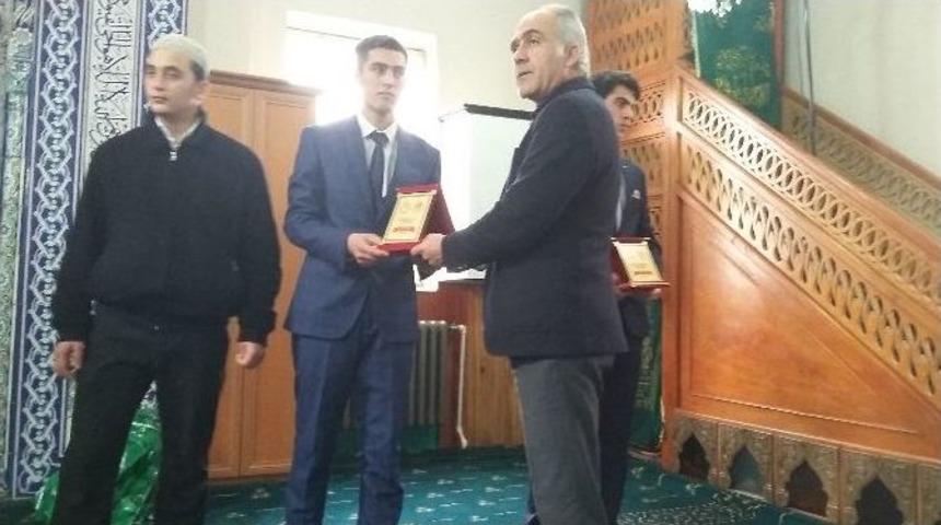 Gen&ccedil; Hatipler En G&uuml;zel Hutbeyi Okumak İ&ccedil;in Yarıştı
