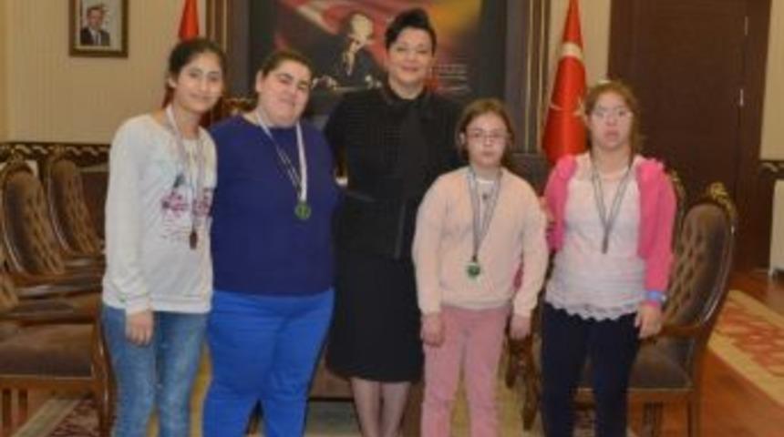 Engelleri Sporla Aştılar &Ouml;d&uuml;llerini Aldılar
